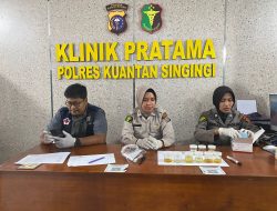 Pemeriksaan Urine Anggota Sat Resnarkoba Polres Kuansing Dukung Cooling System Menghadapi Pilkada 2024