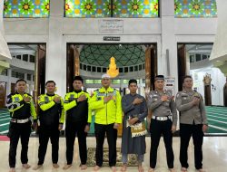Sat Lantas Polres Kuansing Sholat Subuh Berjamaah Dalam Rangka Cooling System Pilkada Damai 2024
