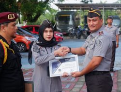 KEPALA RUTAN PEKANBARU BERIKAN PENGHARGAAN PEGAWAI BERTUAH KEPADA DUA PEGAWAI TERBAIK