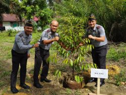 Dukung Program Ketahanan Pangan Nasional, Kalapas Pekanbaru Hadiri Penanaman 100 Bibit Durian Musang King