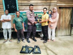Bhabinkamtibmas Polsek Perhentian Raja Berbagi Kebahagiaan, Berikan Sembako Untuk Warga Kurang Mampu