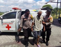 Polisi Peduli, Bhabinkamtibmas Antar Lansia Berobat dengan Ambulance, Tunjukkan Kepedulian Polri di Perhentian Raja