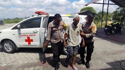 Polisi Peduli, Bhabinkamtibmas Antar Lansia Berobat dengan Ambulance, Tunjukkan Kepedulian Polri di Perhentian Raja