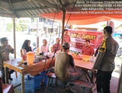 “Jumat Curhat” di Desa Kuok: Polsek Bangkinang Barat Dengarkan Keluhan Warga dan Jamin Keamanan Bersama