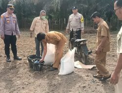 Polsek Hulu Kuantan Laksanakan Pemupukan Lahan dan Goro Bersama Dukung Program ASTA CITA Presiden RI