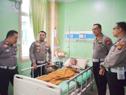 Kasat Lantas Jenguk Nenek Zaimah di RS Madani, Berikan Bantuan dan Perhatian