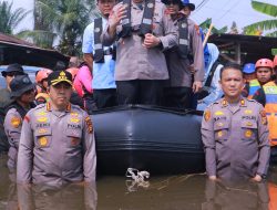 Kapolda Riau Tinjau Penanganan Banjir di Rumbai, Salurkan Bantuan dan Gelar Trauma Healing