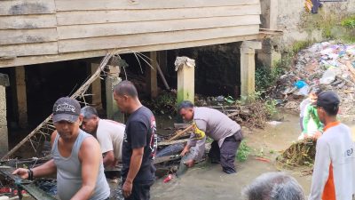 Musim Hujan Tiba, Bhabinkamtibmas Kasikan Ajak Warga Gotong Royong Bersihkan Parit, Cegah Banjir, Jaga Lingkungan!