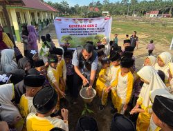 Polres Kuansing Laksanakan Edukasi Green Policing Usia Dini dan Penanaman Pohon di MI At-Tanwir Sentajo Raya