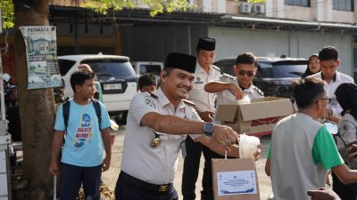*Dukung UMKM Sekitar, Rutan Pekanbaru Bagikan Ratusan Takjil kepada Masyarakat*