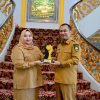 Wabup Bengkalis Serahkan Penghargaan Nasional kepada Bupati di Wisma Sri Mahkota