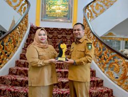 Wabup Bengkalis Serahkan Penghargaan Nasional kepada Bupati di Wisma Sri Mahkota