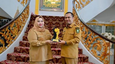 Wabup Bengkalis Serahkan Penghargaan Nasional kepada Bupati di Wisma Sri Mahkota