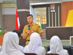 Kaban Kesbangpol Riau Jadi Narasumber Latihan Kepemimpinan BEM FEB Unilak