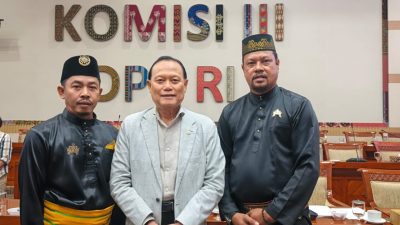 PEMANGKU ADAT KENEGERIAN KUBU PERJUANGKAN TANAH ULAYAT KEKOMISI III DPR RI