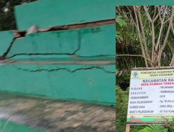 Bangunan Baru, Kerusakan Sudah Nyata! Bangku Penonton Lapangan Bola Desa RTB Diduga Dikerjakan Asal Jadi, Dana Hampir Rp100 Juta Dipertanyakan