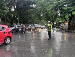 *Apresiasi dan Terima Kasih untuk Polantas, Tetap Mengabdi di Tengah Guyuran Hujan*