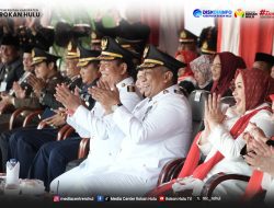 Merah Putih Berkibar di Senja Hari, Penurunan Bendera HUT ke-81 RI di Rokan Hulu Berjalan Sukses