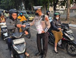 Asap Tebal Selimuti Pekanbaru, Ditlantas Polda Riau Bagikan Ribuan Masker kepada Masyarakat