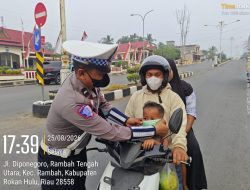 Peduli Kesehatan di Tengah Kabut Asap, Polres Rokan Hulu dan Polsek Jajaran Bagikan Ribuan Masker kepada Pengguna Jalan