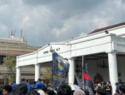 Ratusan Mahasiswa UII dan HMI Gelar Aksi di DPRD DIY: Evaluasi Dua Tahun Rezim Prabowo-Gibran
